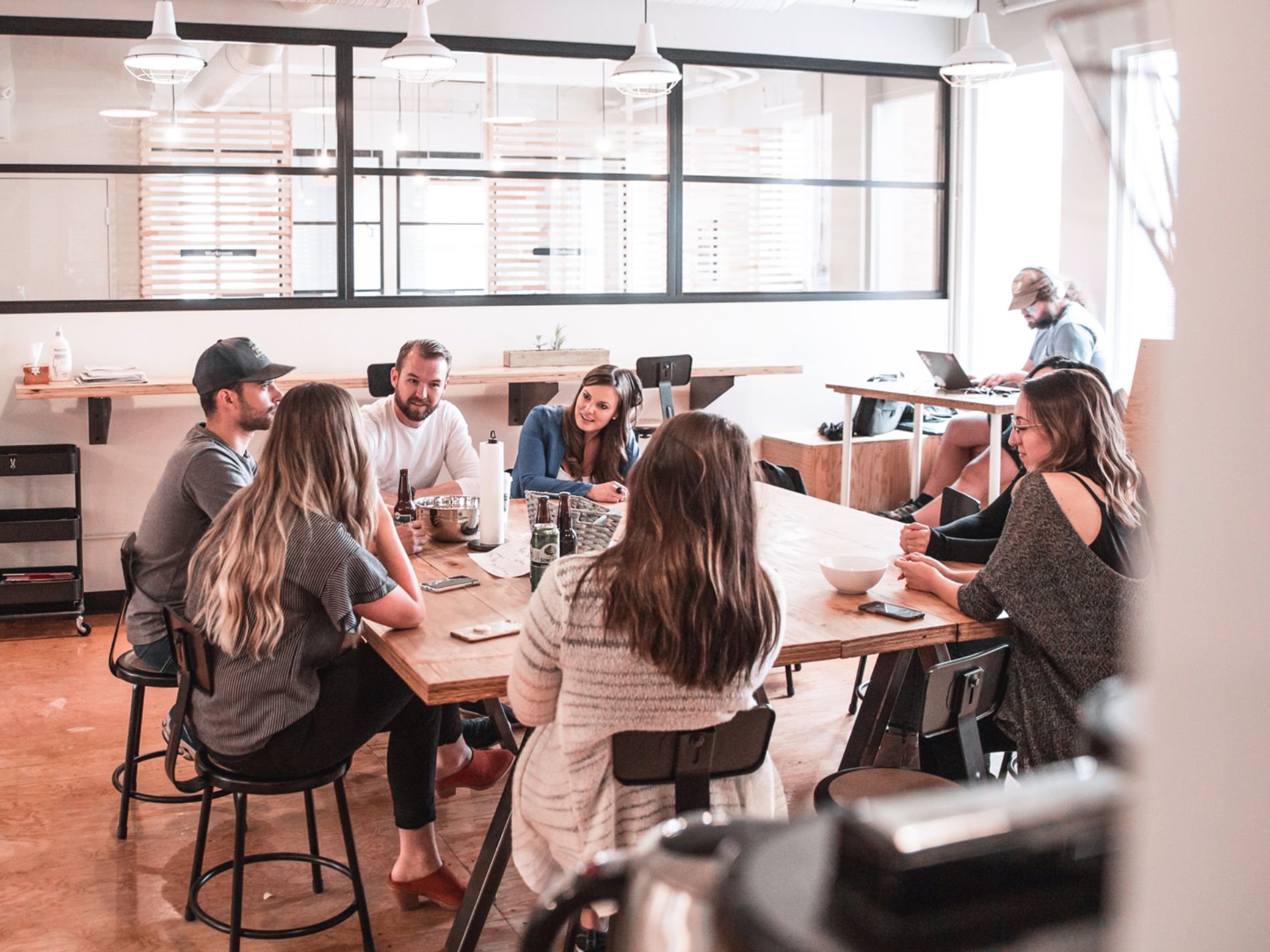 Mehrere Personen sitzen an einem Tisch